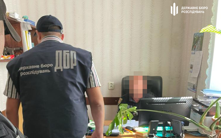 В Одесской области задержали полицейского, который за взятки предлагал “повлиять” на судью «фото»