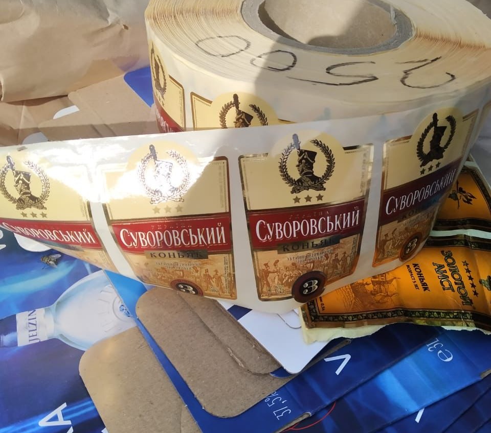 «Элитный» алкоголь, сигареты и наркотики: у жителя Кучургана нашли «комплект» незаконных товаров (фото, видео) «фото»