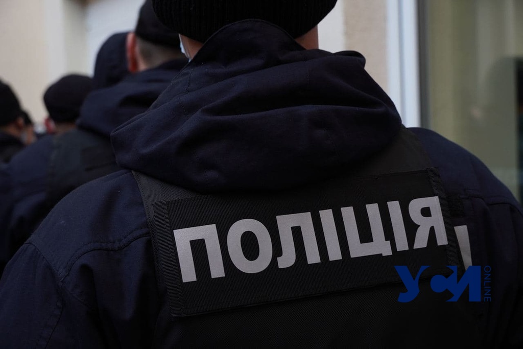 Втерлись в доверие: в Одессе двое парней ограбили женщину (фото) «фото»