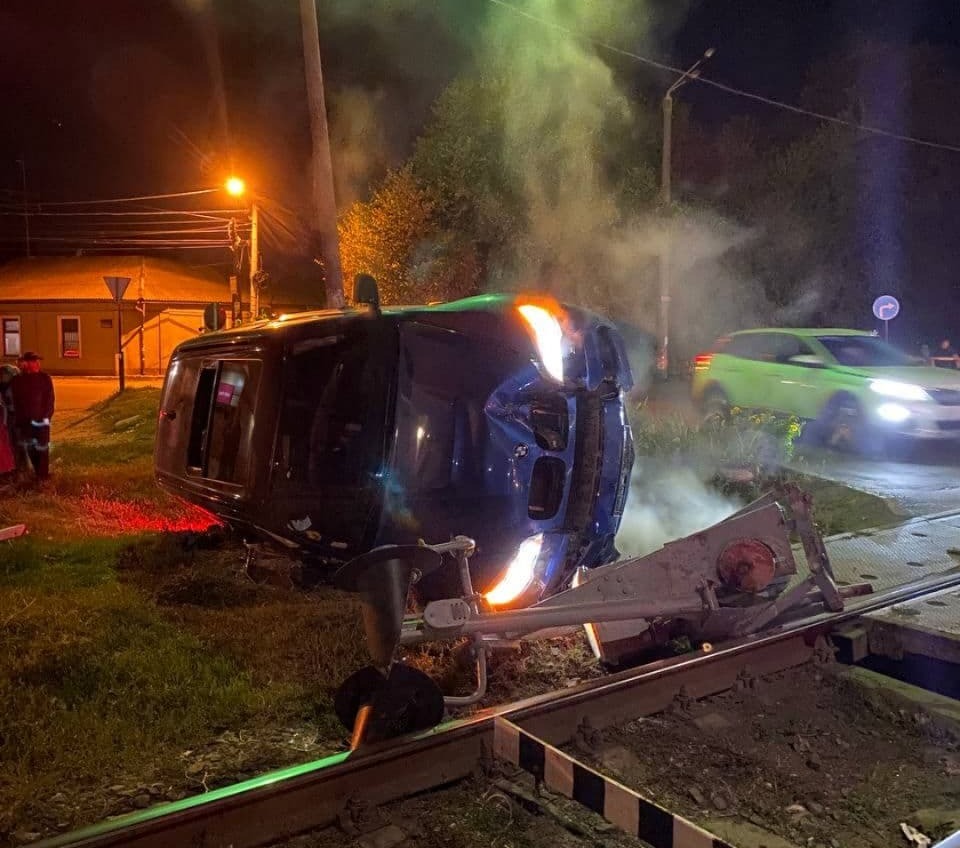Ночное ДТП в Одессе: авто влетело в шлагбаум и перевернулось (фото) «фото»