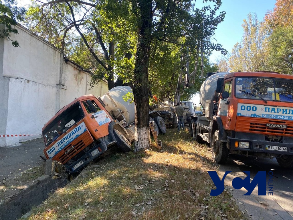 В Одессе бетономешалка провалилась в ливневый сток: водитель сбежал (фото, аудио) «фото»