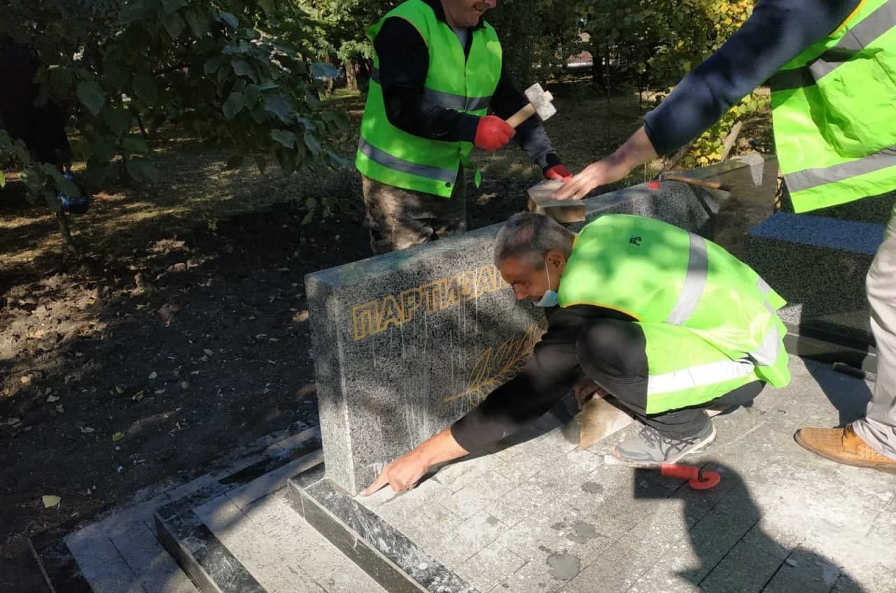 В Одессе вандалы разрушили памятник партизанам (фото) «фото»