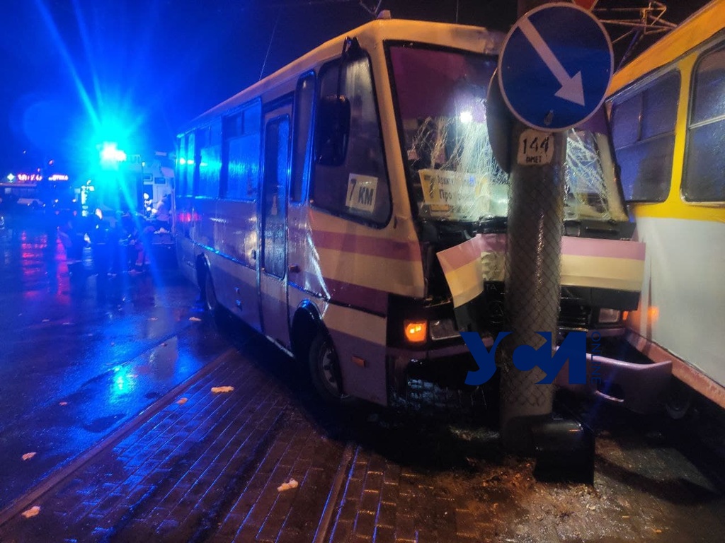 В Одессе маршрутка врезалась в столб: трамваи стоят (фото) «фото»