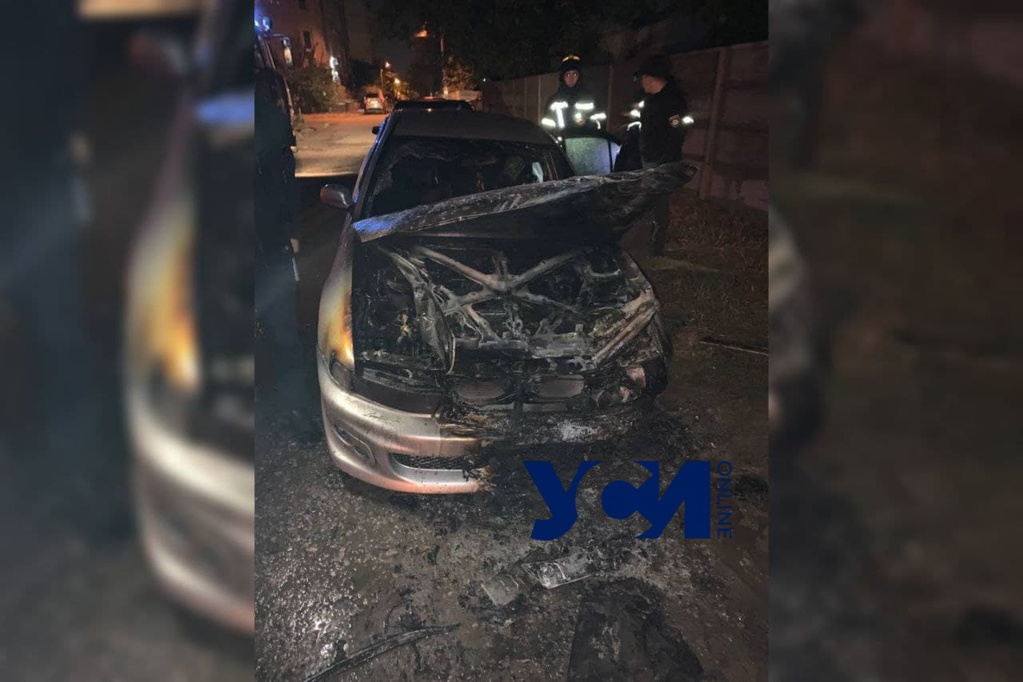 Ночью на Слободке дотла сгорел автомобиль (фото) «фото»