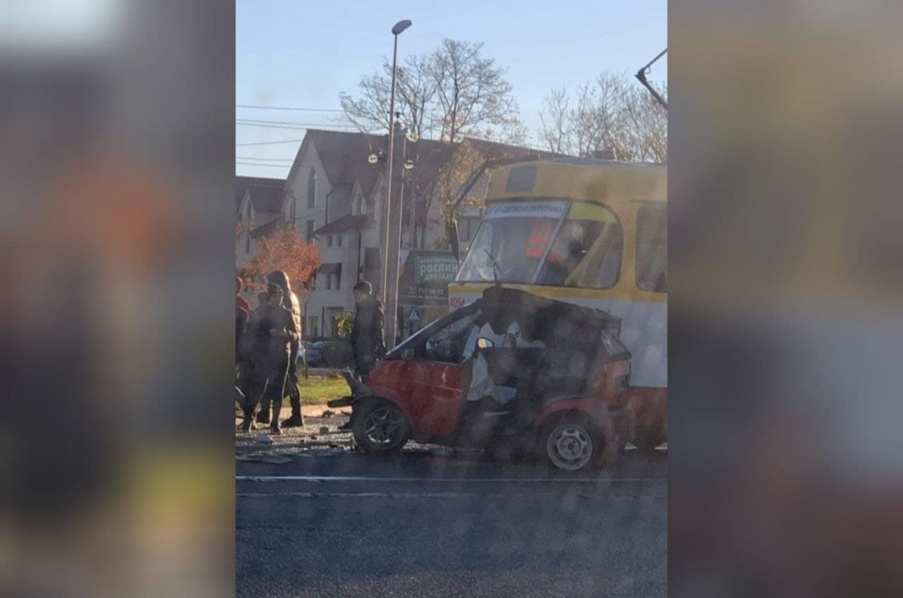 В Одессе Smart врезался в трамвай: есть пострадавший «фото»