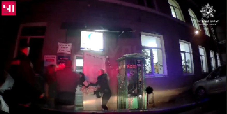 Одесские патрульные помогли быстро доставить в больницу девушку-подростка без сознания (видео) «фото»