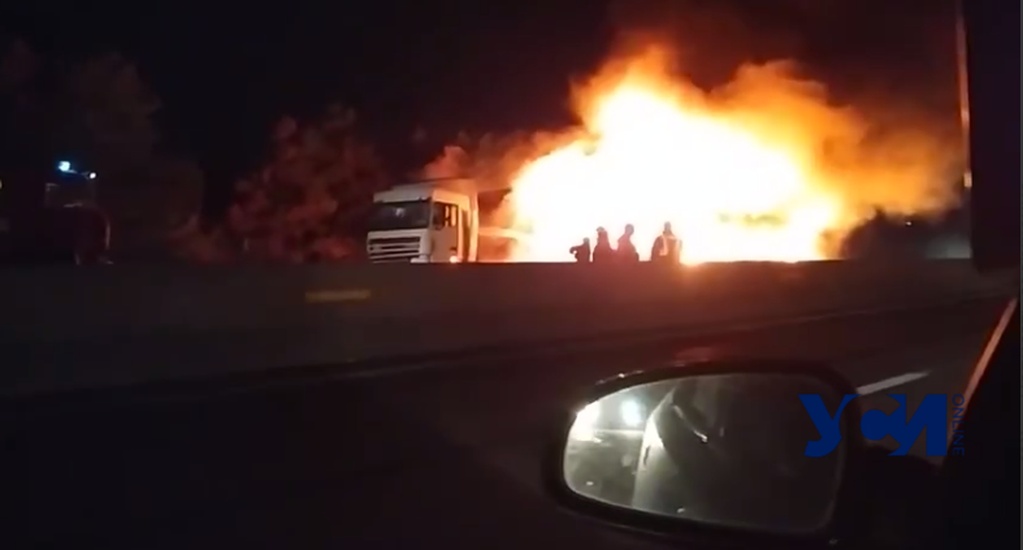 На трассе Одесса – Киев произошло разрушительное ДТП, горят две фуры (фото, видео) Обновлено «фото»