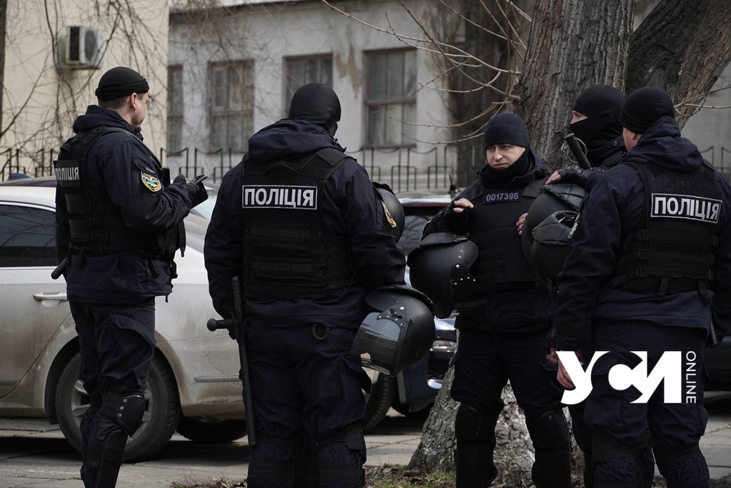 Похитители урн и удар ножом: происшествия ночи в центре Одессы (фото) «фото»