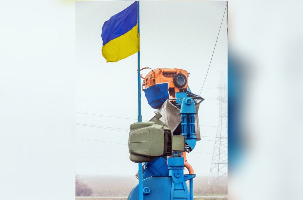 В Одесской области на 10-метрового робота в порту ТИС надели защитную маску «фото»
