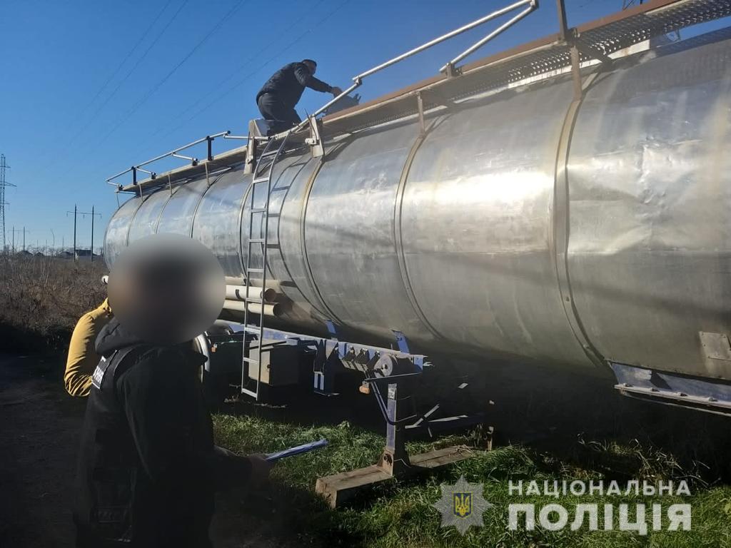 Огромная цистерна и десятки бочек: в Одессе изъяли незаконный спирт и сигареты (фото) «фото»