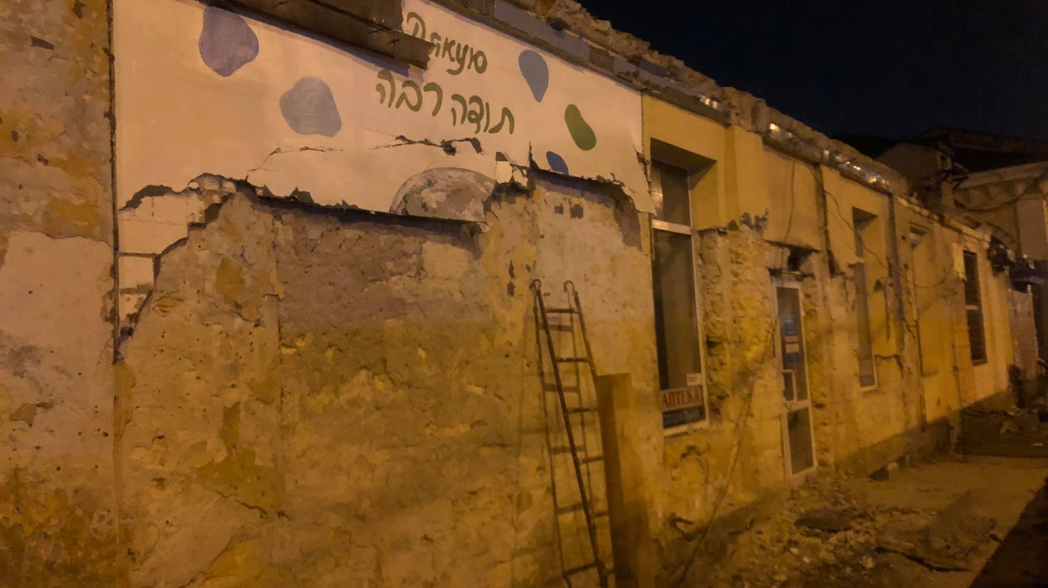 Беспощадная реставрация: на стене Еврейской больницы уничтожили мурал в честь врачей «фото»