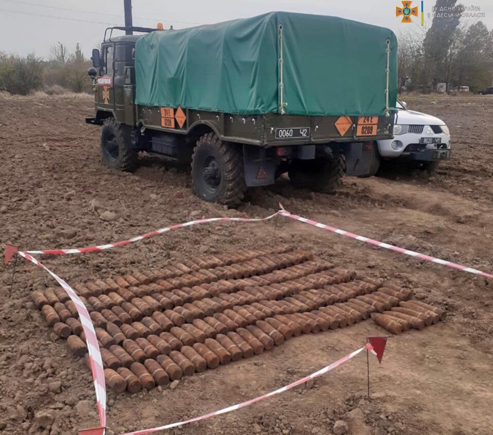 На поле под Измаилом нашли более 170 снарядов (фото) «фото»