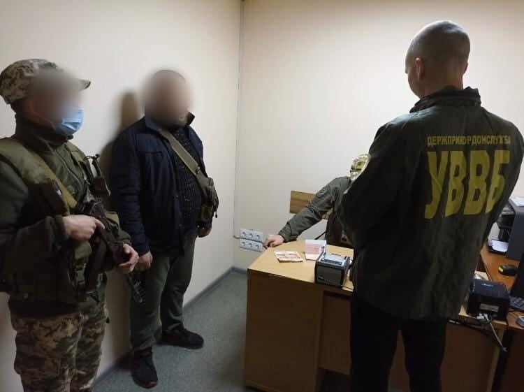 В Кучургане задержали россиянина: он предлагал взятку за пропуск в Украину (фото) «фото»