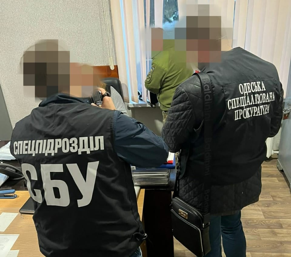 «Военник» за 8 тысяч: в Одесской области на взятке задержали чиновника (аудио) «фото»