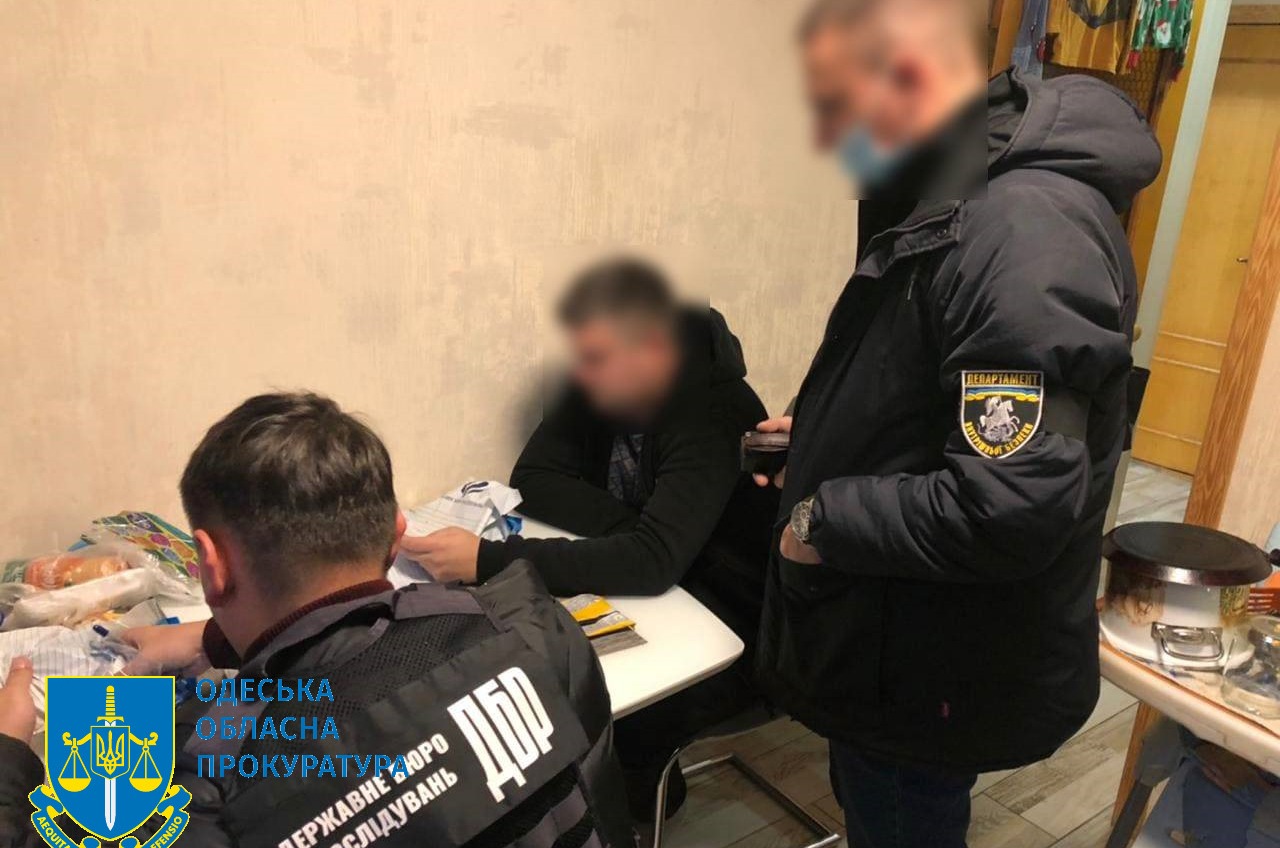 В Одессе двух полицейских подозревают в вымогательстве у туристов (фото) «фото»