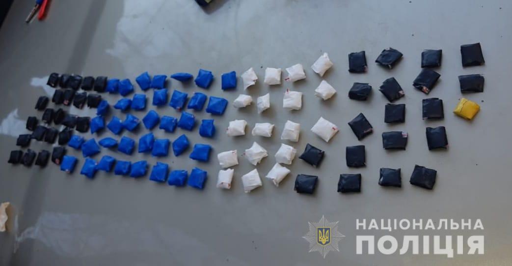 В Одессе у закладчика нашли под сотню пакетов с разными наркотиками (фото, видео) «фото»
