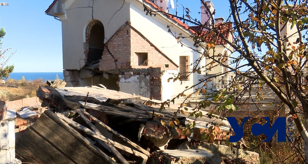 На разломе оползня: в Черноморске пожилая пара шесть лет живет в полуразрушенном доме (фото, видео) «фото»