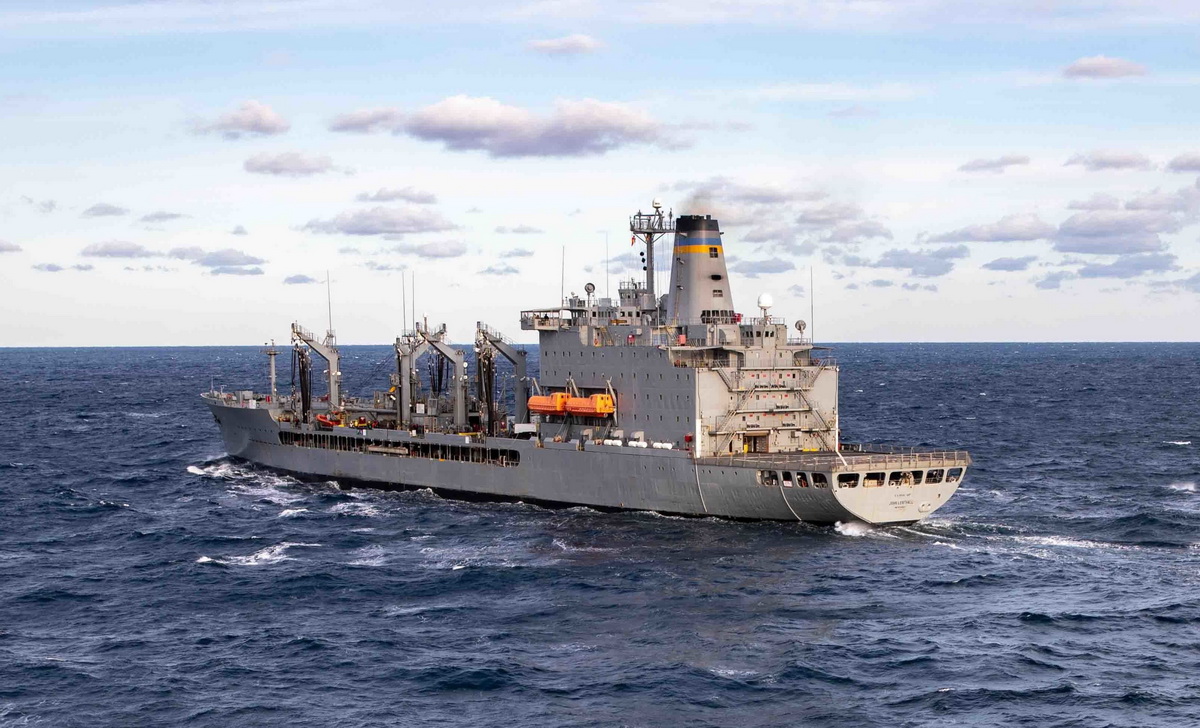 Третий корабль ВМС США направляется в Черное море — заправщик «фото»