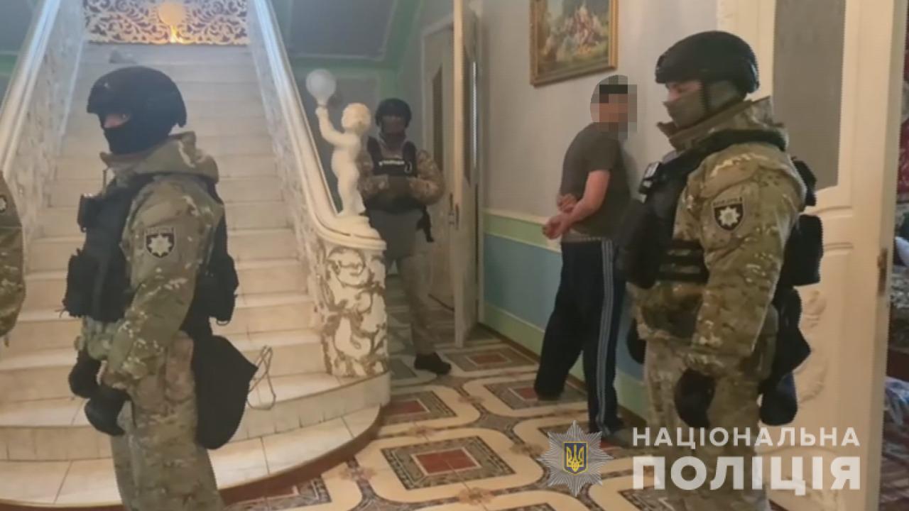 В доме-дворце в Суворовском районе полиция нашла наркотики (фото, видео) «фото»