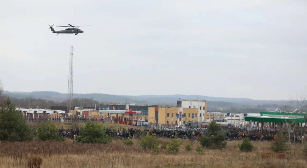На границе Польши и Беларуси собрались около 2 тысяч мигрантов (видео) «фото»