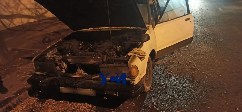 Одесситы ночью тушили брошенную машину (фото) «фото»