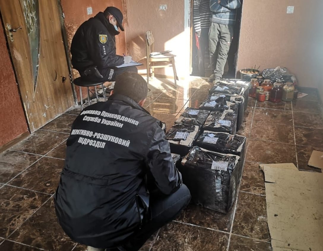 В Одесской области пограничники обнаружили «склады» контрафакта и конопли (фото, видео) «фото»