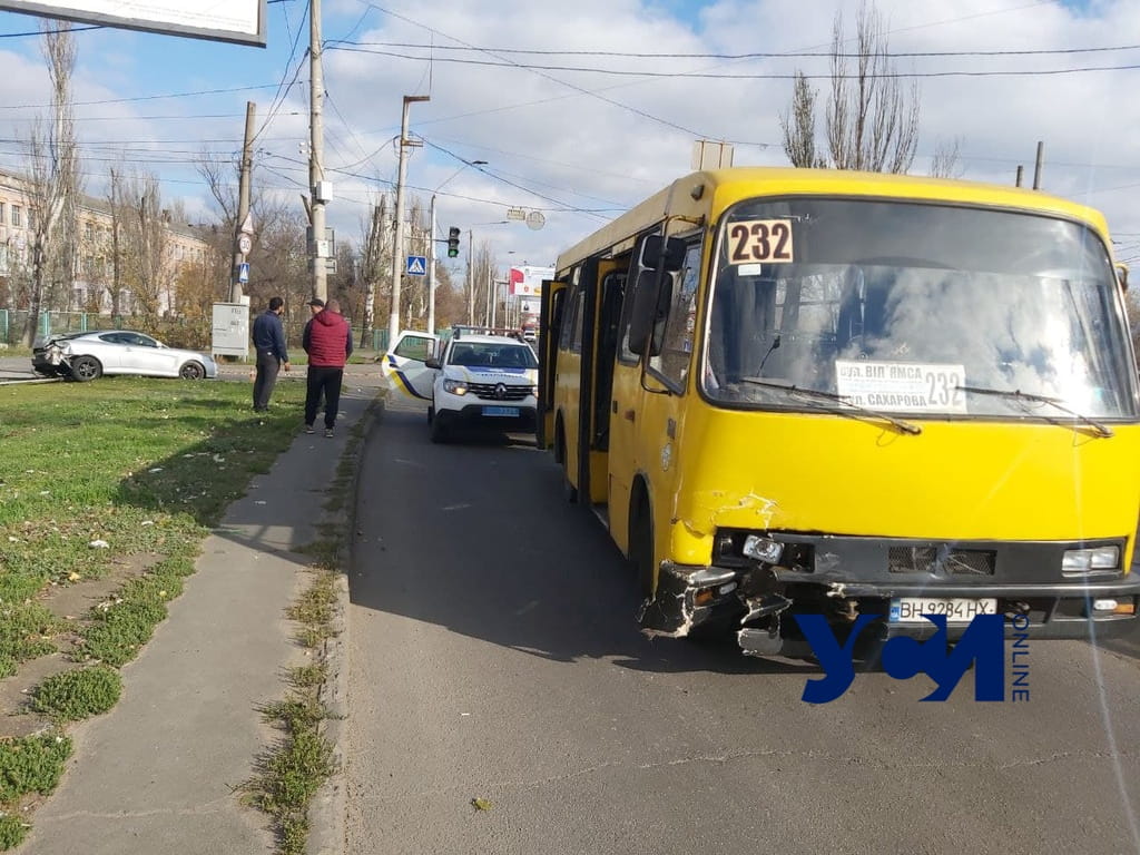 ДТП на окраине Одессы: маршрутка столкнулась с легковушкой (фото) «фото»