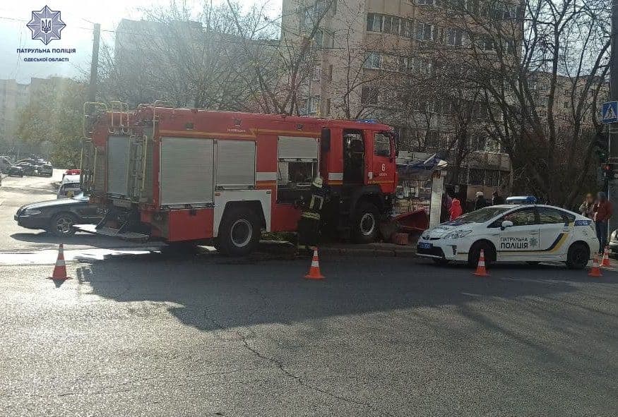 В Одессе пожарная машина столкнулась с легковушкой и врезалась в киоск «фото»