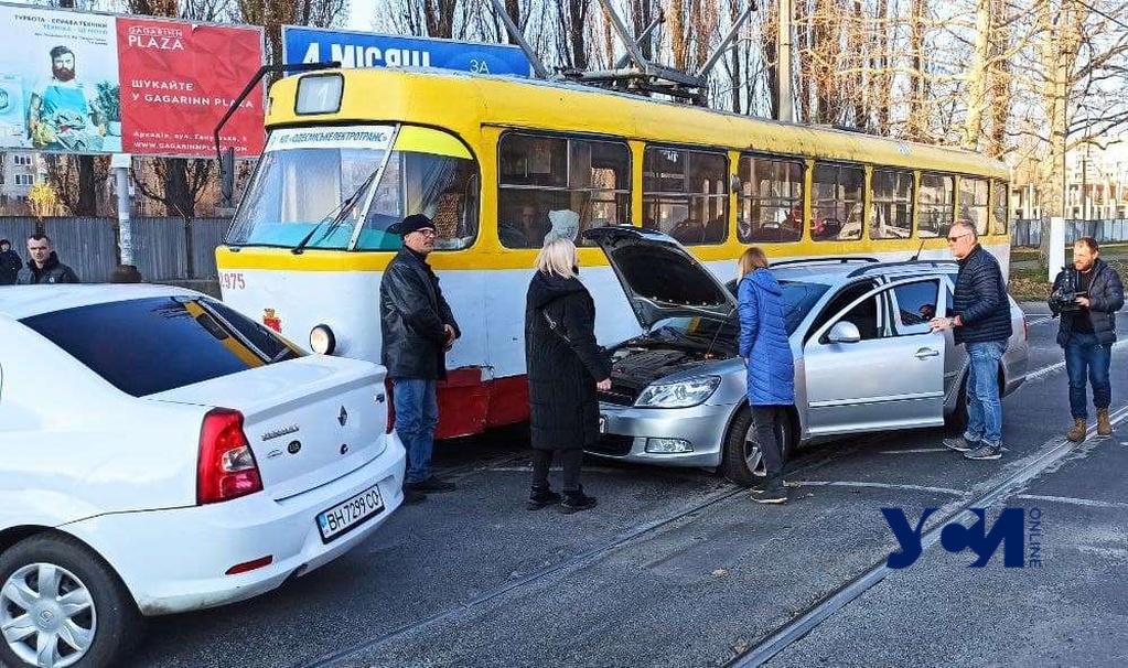 ДТП на рельсах: на поселке Котовского стоят трамваи (фото, видео) «фото»