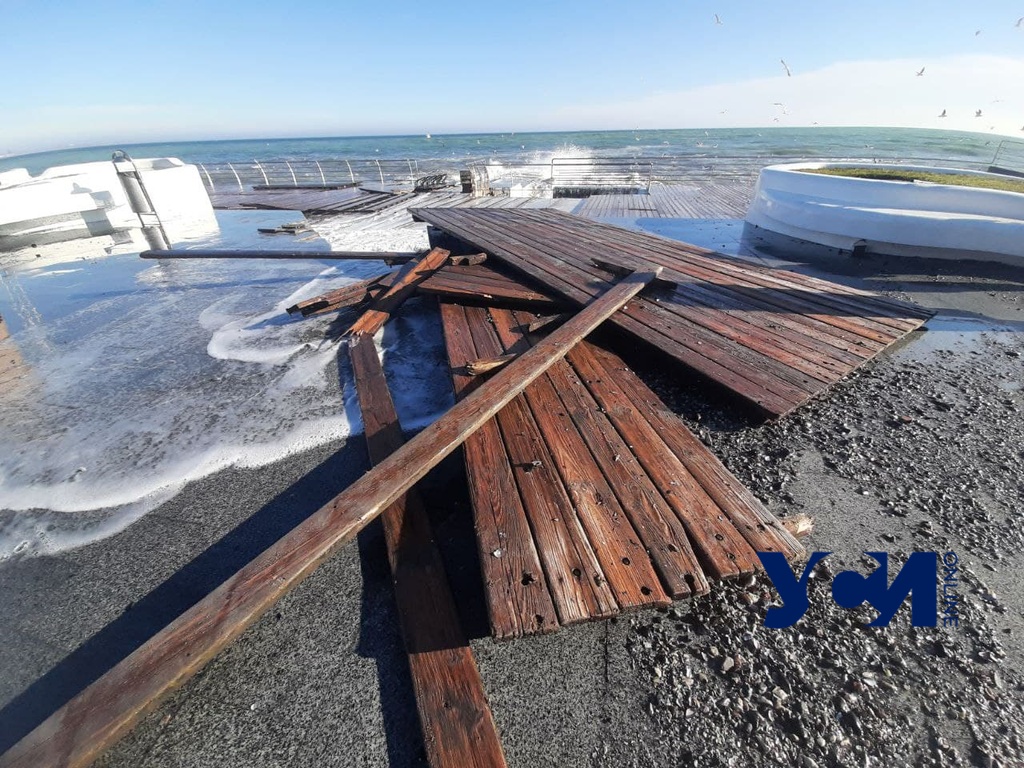Удар Йылмаза: на набережной в Одессе смыло деревянное покрытие (фото) «фото»