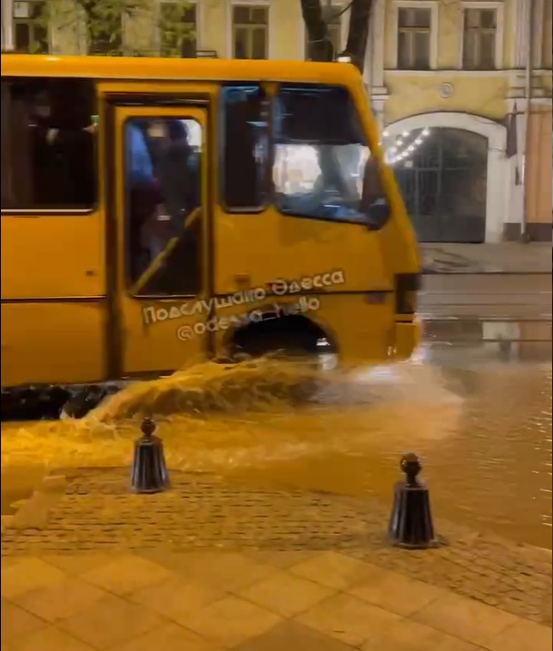 Потоп в центре Одессы: прорвало водопровод «фото»