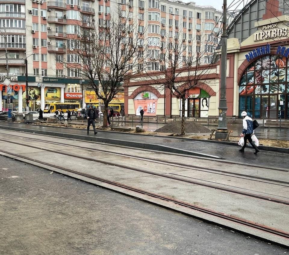 В Одессе появилась первая приподнятая остановка (фото) «фото»