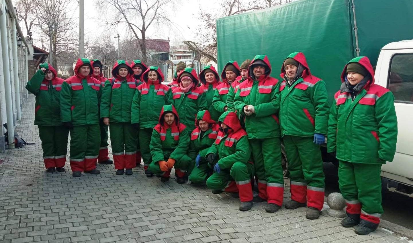 Приоделись к зиме: одесские озеленители получили новую яркую форму (фото) «фото»
