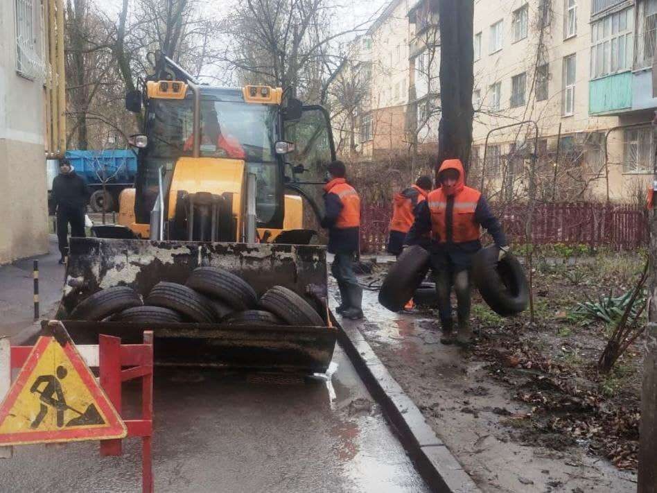 Одесские дворы решено очистить от автомобильных шин (фото) «фото»