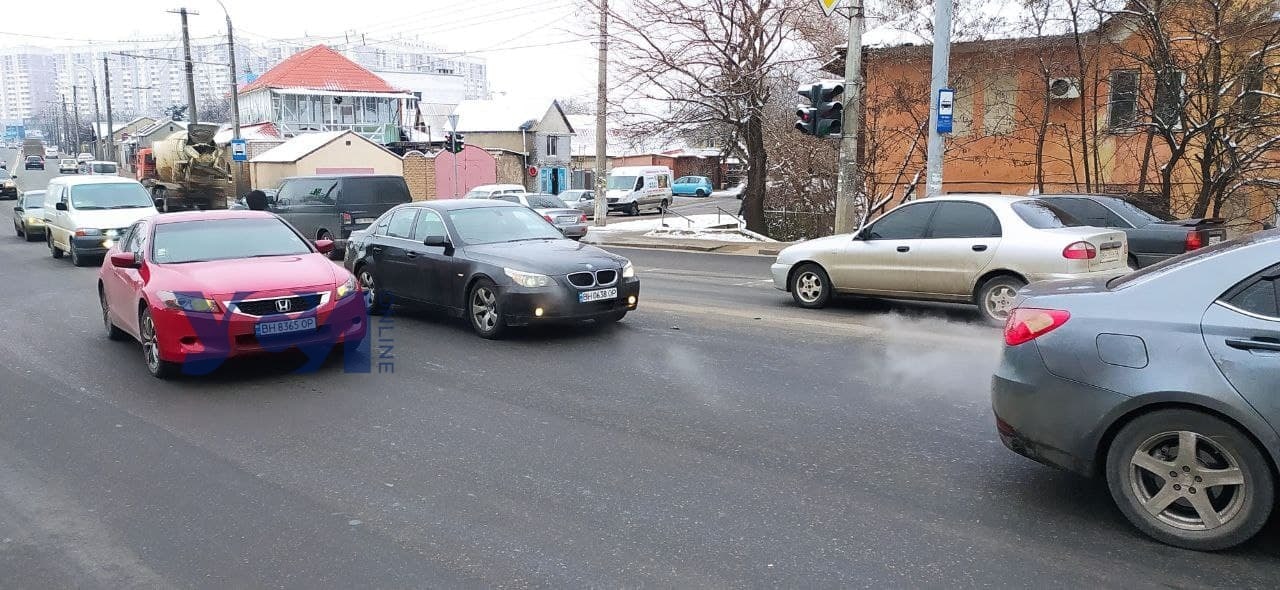 На улице Грушевского авто сбило человека, его увезли в той же машине «фото»