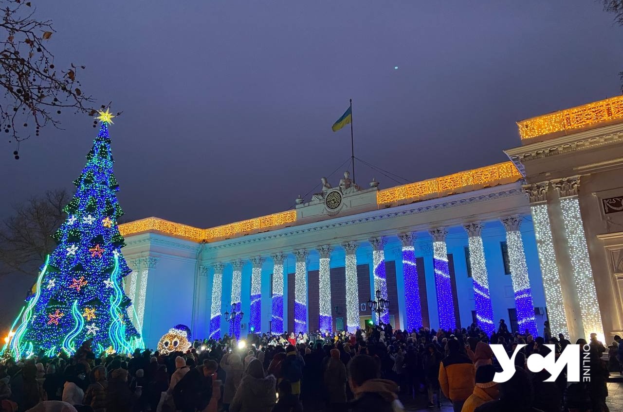 На Думской площади зажгли огни на главной елке Одессы (фото, видео) «фото»