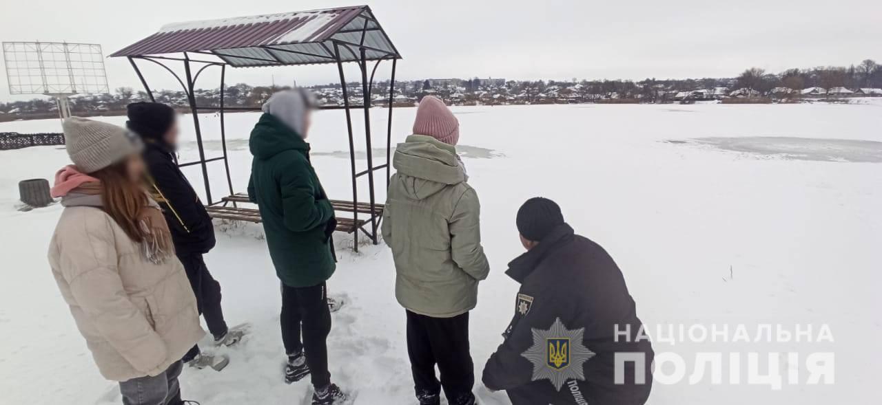 Хотели сделать селфи: под Одессой трое детей провалились под лед (фото) «фото»
