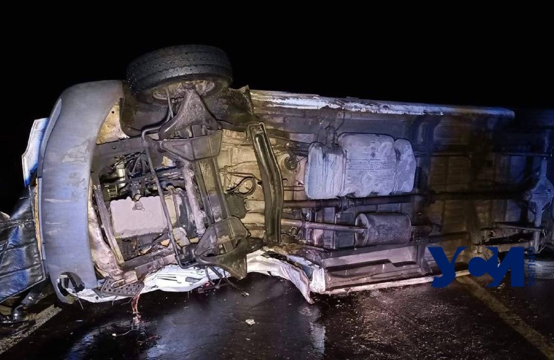 На трассе Одесса — Николаев рейсовый автобус влетел в авто: есть пострадавшие (фото) «фото»