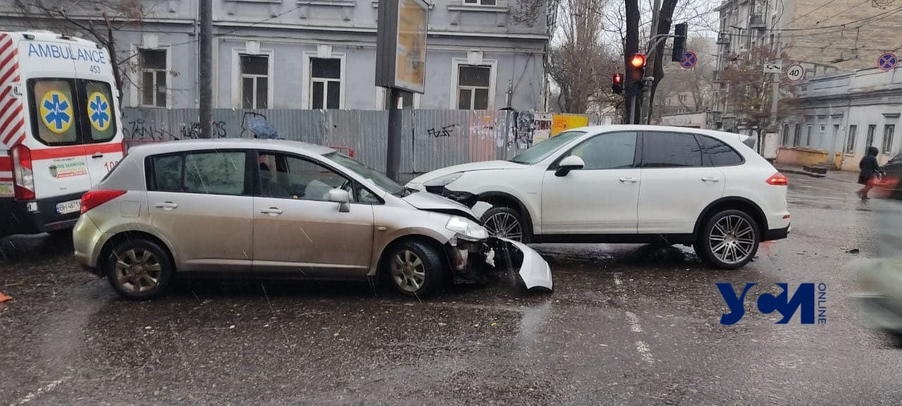 В центре Одессы столкнулись две легковушки: есть пострадавшие (фото) «фото»
