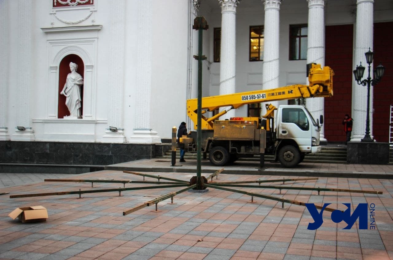 Главную елку Одессы уже устанавливают: открытие – через два дня (фото) «фото»