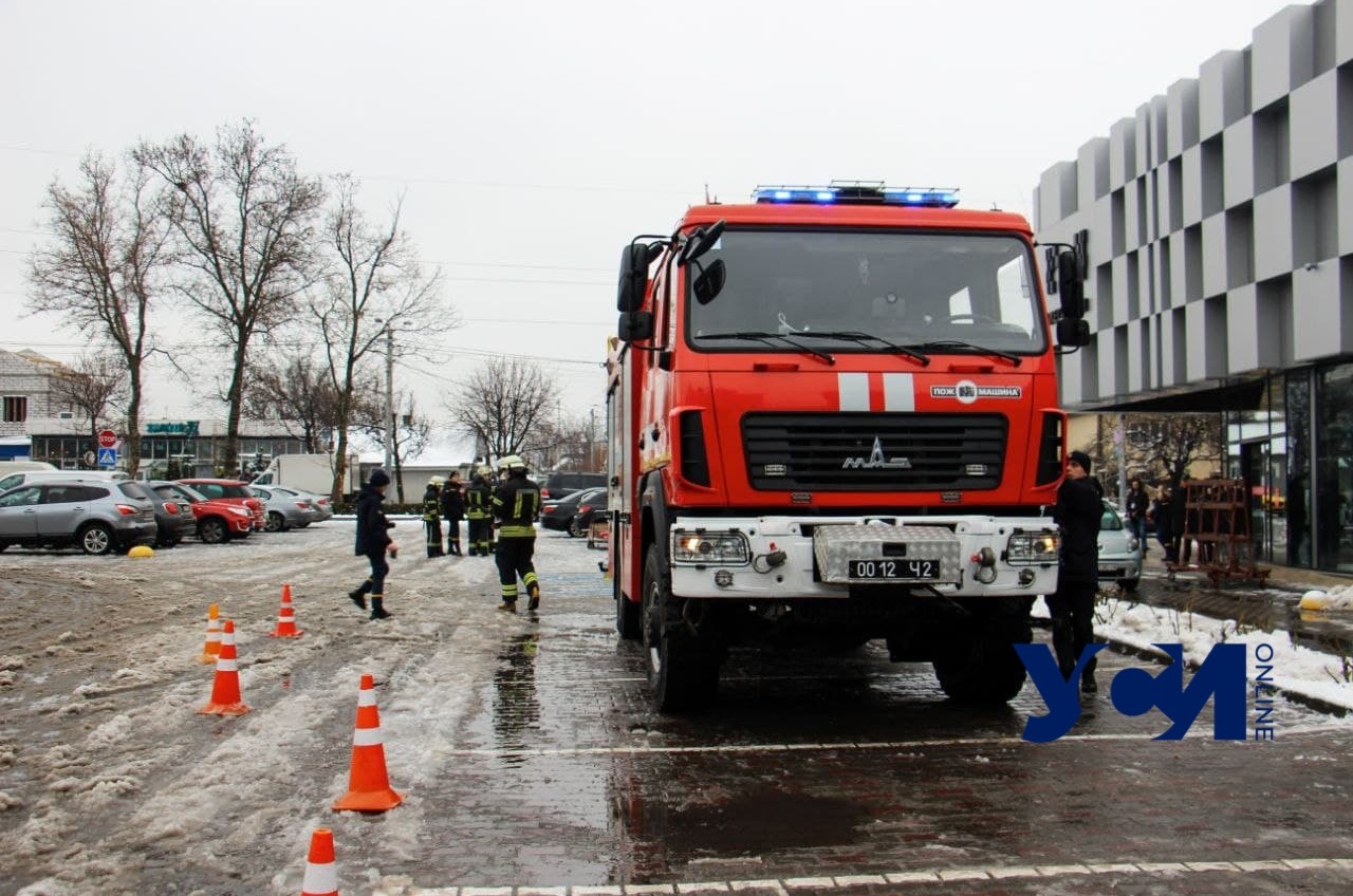 Одесские спасатели учили работников торгового центра тушить пожар (фото, аудио) «фото»