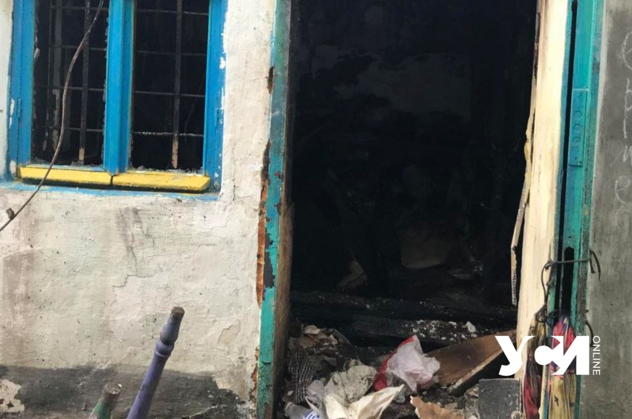 В Одессе пенсионерка подожгла дом и держит в страхе соседей (фото, видео) «фото»