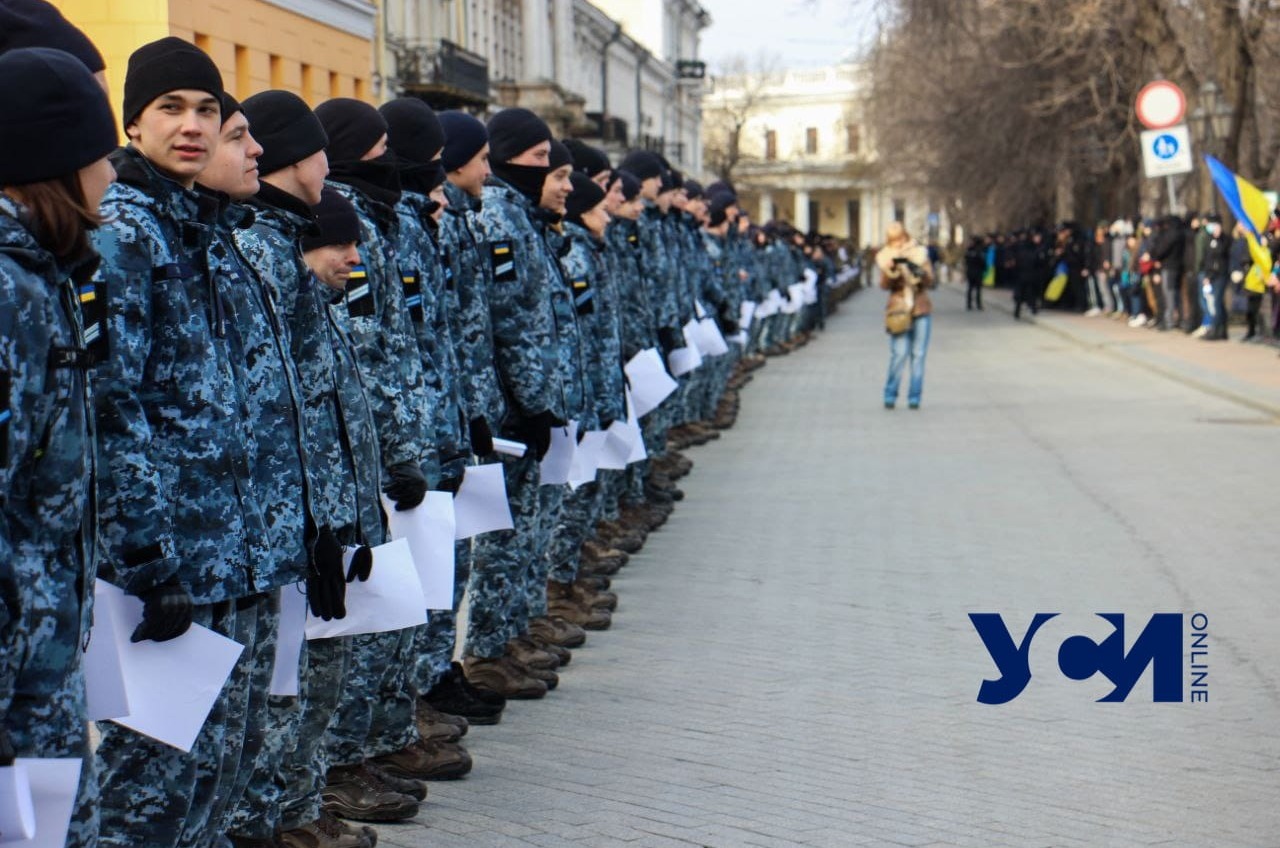 На Приморском бульваре курсанты выстроились в слово «Разом» (фото) «фото»