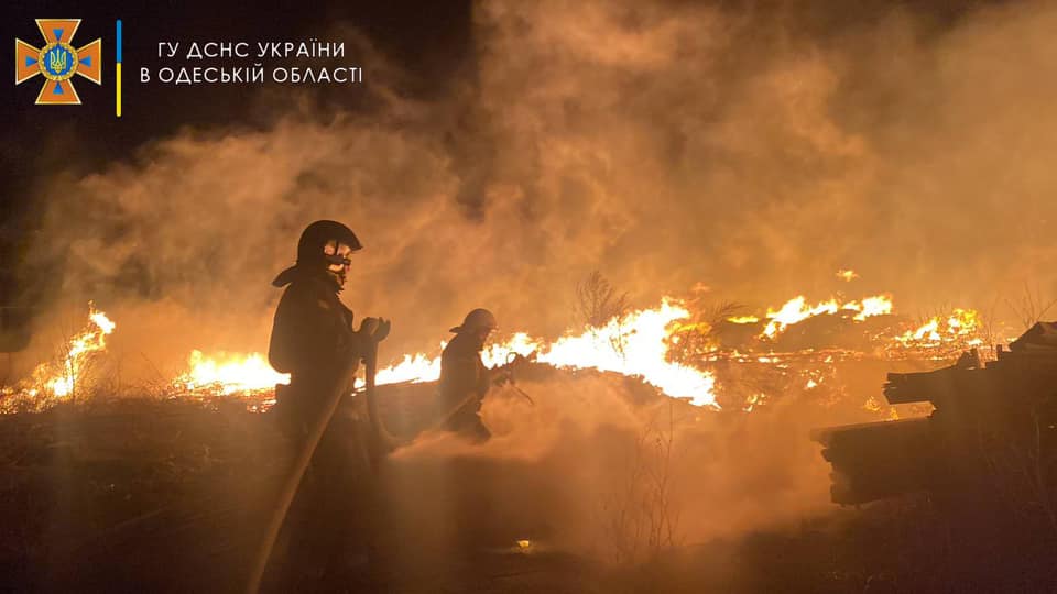 Пламя на площади 1200 квадратных метров: в селе под Одессой ночью выгорело два дома (фото) «фото»