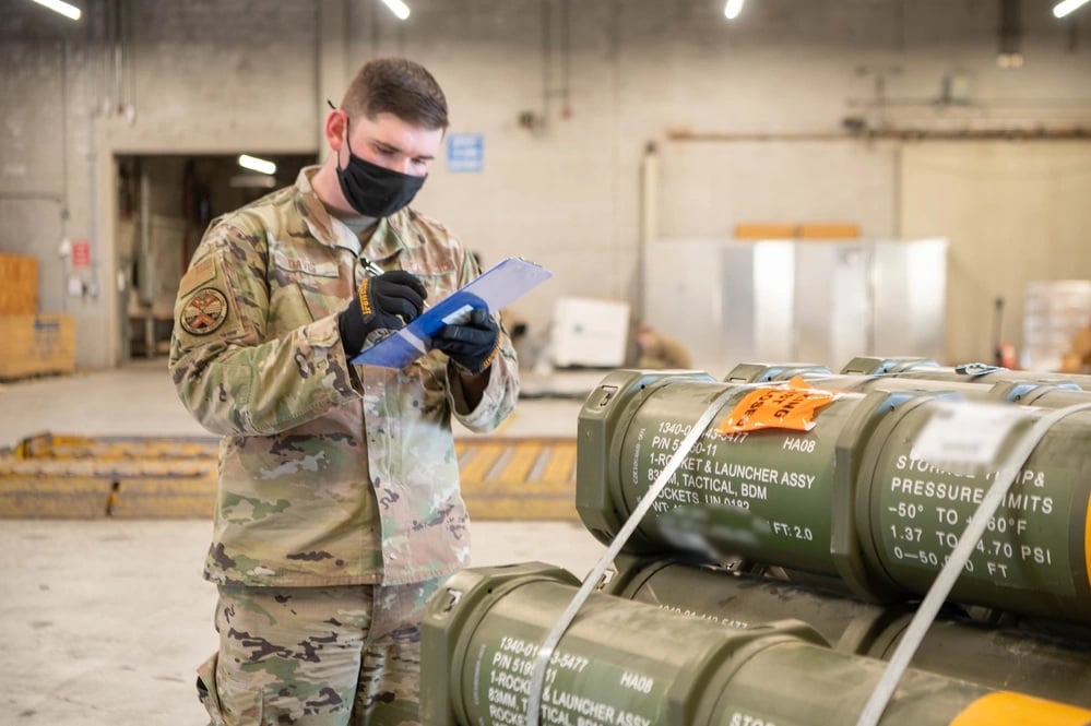 Ракеты Javelin и гранатометы: новая партия оружия передана Украине из США «фото»