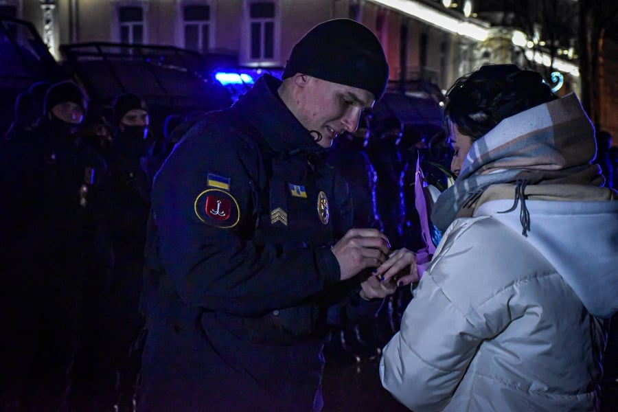 В центре Одессы нацгвардеец сделал романтичное предложение руки и сердца любимой (фото) «фото»