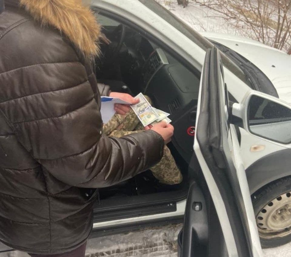 Взятка в 400 долларов: в Одесской области задержали начальника медчасти ВСУ (фото) «фото»
