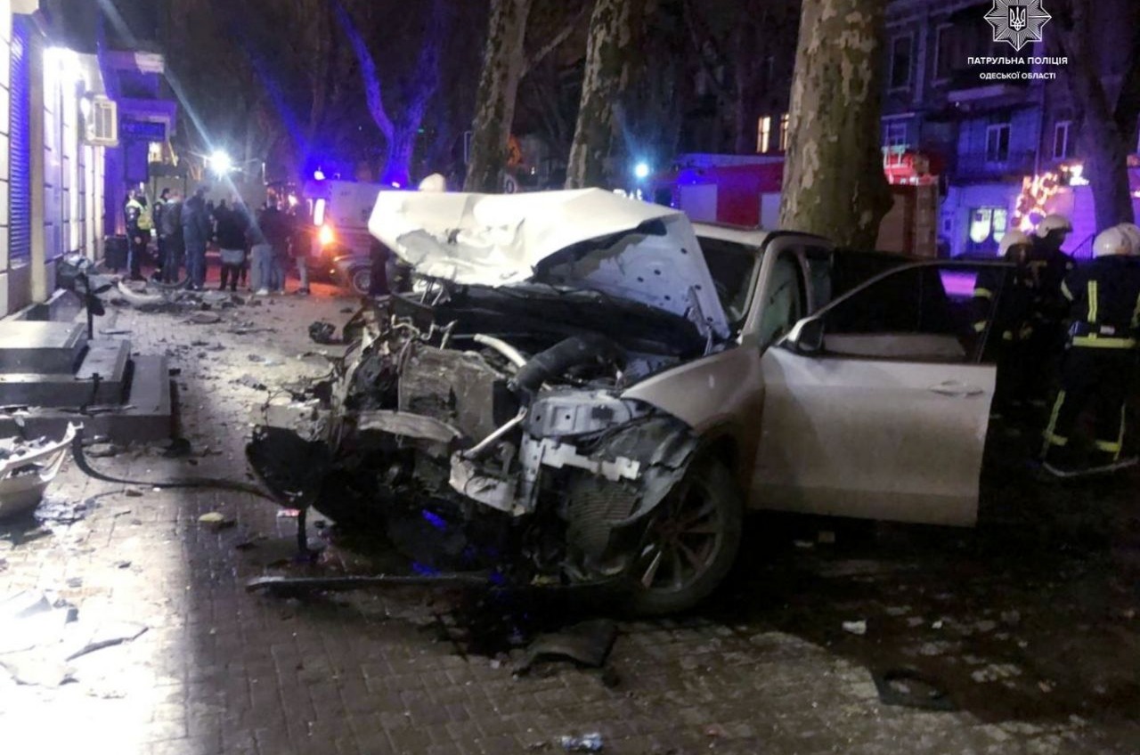 Ночью в Одессе легковушка протаранила два авто и два столба «фото»