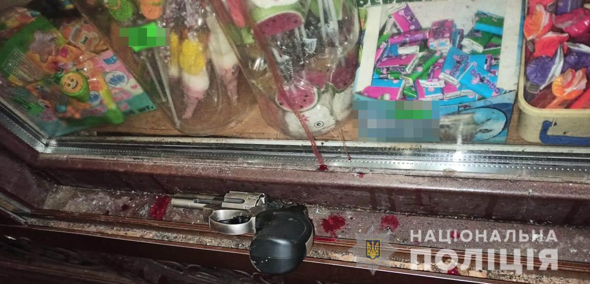 Одесситка с револьвером пыталась ограбить киоск (фото) «фото»