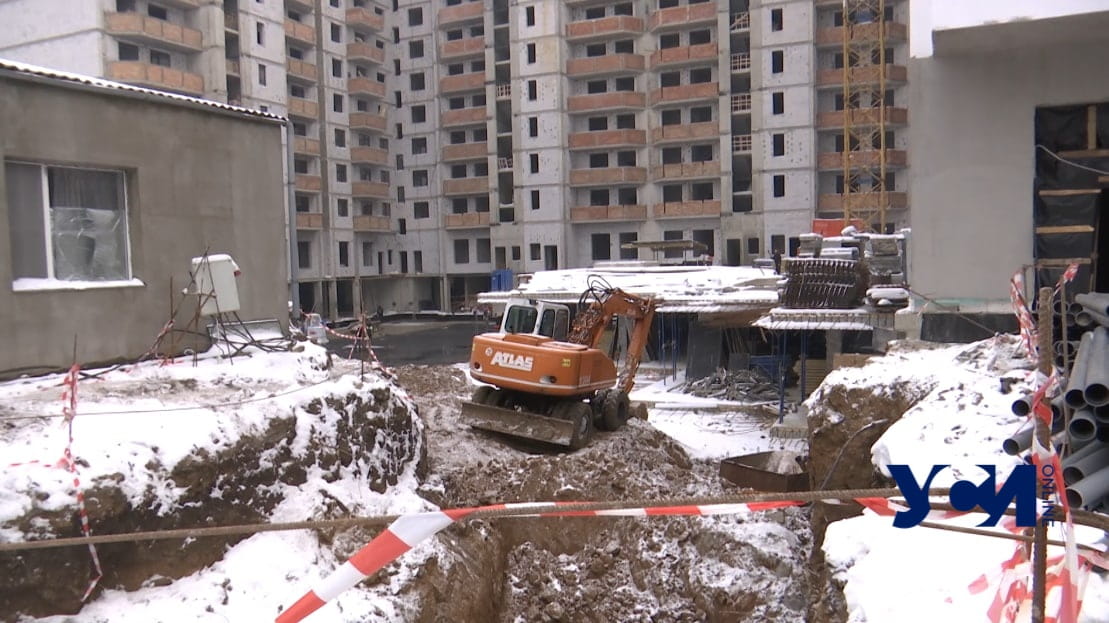 Здание трещит и сползает в котлован: в Одессе строят паркинг в метре от жилого дома (фото, видео) «фото»